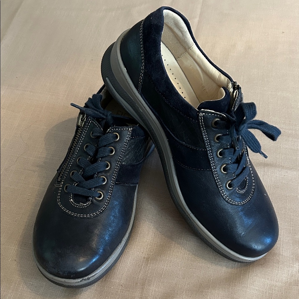 EUC Women's Navy Leather Flats